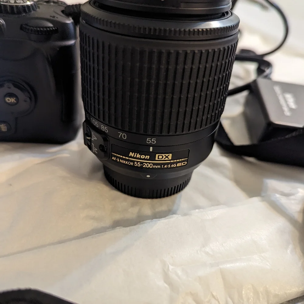 Nikon D40 6.1 MP Digital SLR Camera Kit w/‎ AF-S DX ED II G 18-55mm Lens